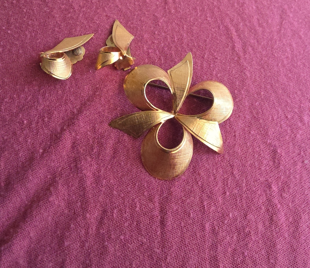 Elegant Gold Flower Brooch and Earring Set